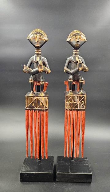 Grote haarkam met vruchtbaarheid symbool uit Ghana, per stuk beschikbaar voor biedingen