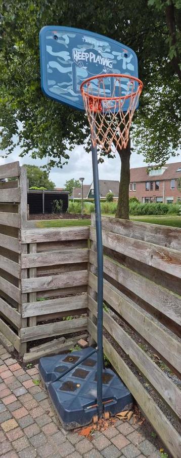 Verstelbare basketbalpaal beschikbaar voor biedingen