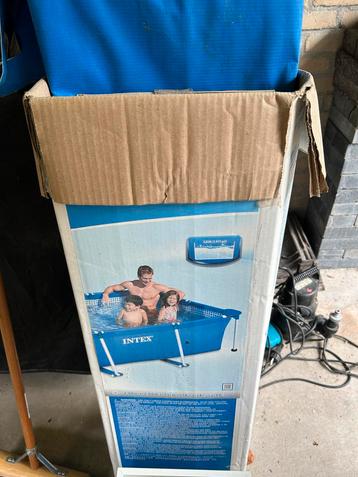 Zwembad van het merk Intex! Inclusief pomp en toebehoren! beschikbaar voor biedingen