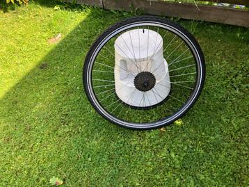 tk:achterwiel 28 inch 8 cassette versnellingen / velgrem beschikbaar voor biedingen