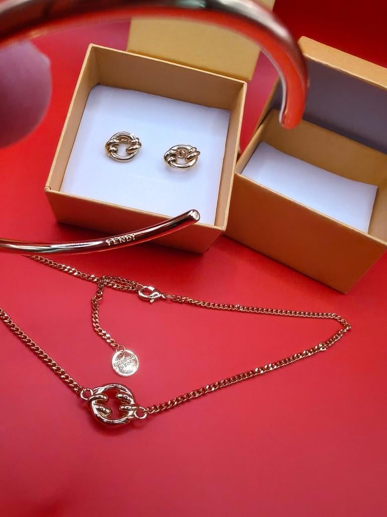 Luxe Fendi Set - Oorbellen, Ketting & Armband, Ophalen of Verzenden, Zo goed als nieuw, Goud, Overige materialen