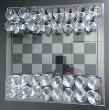 Glazen schaakbord met drankglaasjes beschikbaar voor biedingen