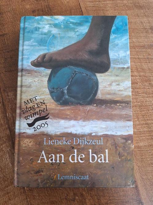 Lieneke Dijkzeul - Aan de bal, Boeken, Kinderboeken | Jeugd | 10 tot 12 jaar, Zo goed als nieuw, Ophalen of Verzenden
