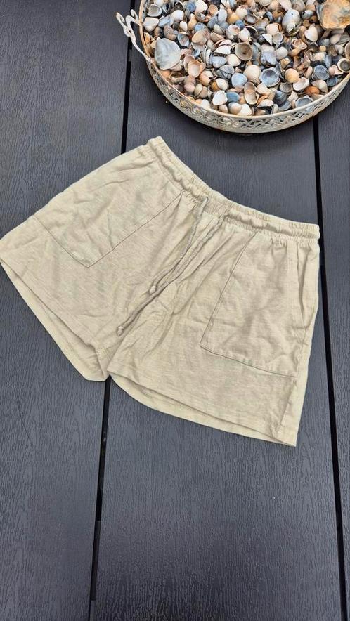 Mintgroene broek Amsiu maat l, Kleding | Dames, Broeken en Pantalons, Zo goed als nieuw, Maat 42/44 (L), Groen, Kort, Ophalen of Verzenden