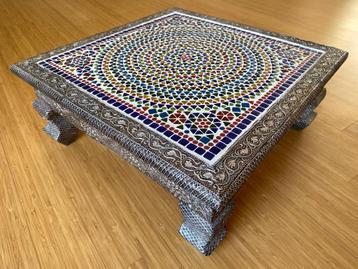 Indiase bijzettafel met ingelegd glas mozaiek, handgemaakt beschikbaar voor biedingen