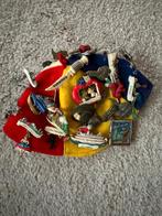 Speldjes op een mutsje, Verzamelen, Speldjes, Pins en Buttons, Ophalen of Verzenden, Gebruikt, Overige onderwerpen