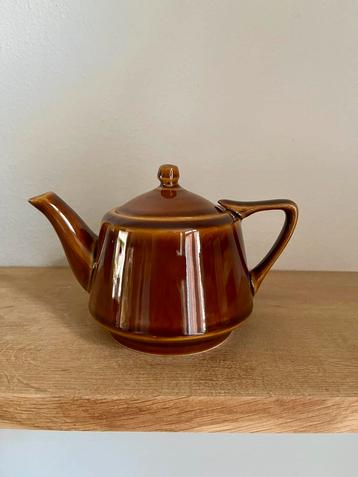 Klein bruin theepotje beschikbaar voor biedingen