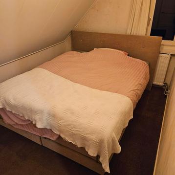 Boxspring gratis beschikbaar voor biedingen