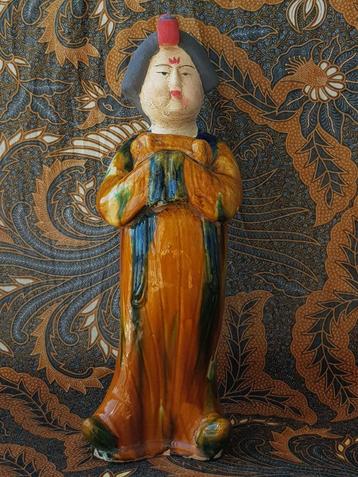Prachtig zwaar oud Chinees terracotta beeld van een vrouw. beschikbaar voor biedingen