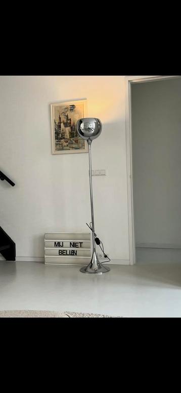 Stijlvolle bolvormige vloerlamp beschikbaar voor biedingen
