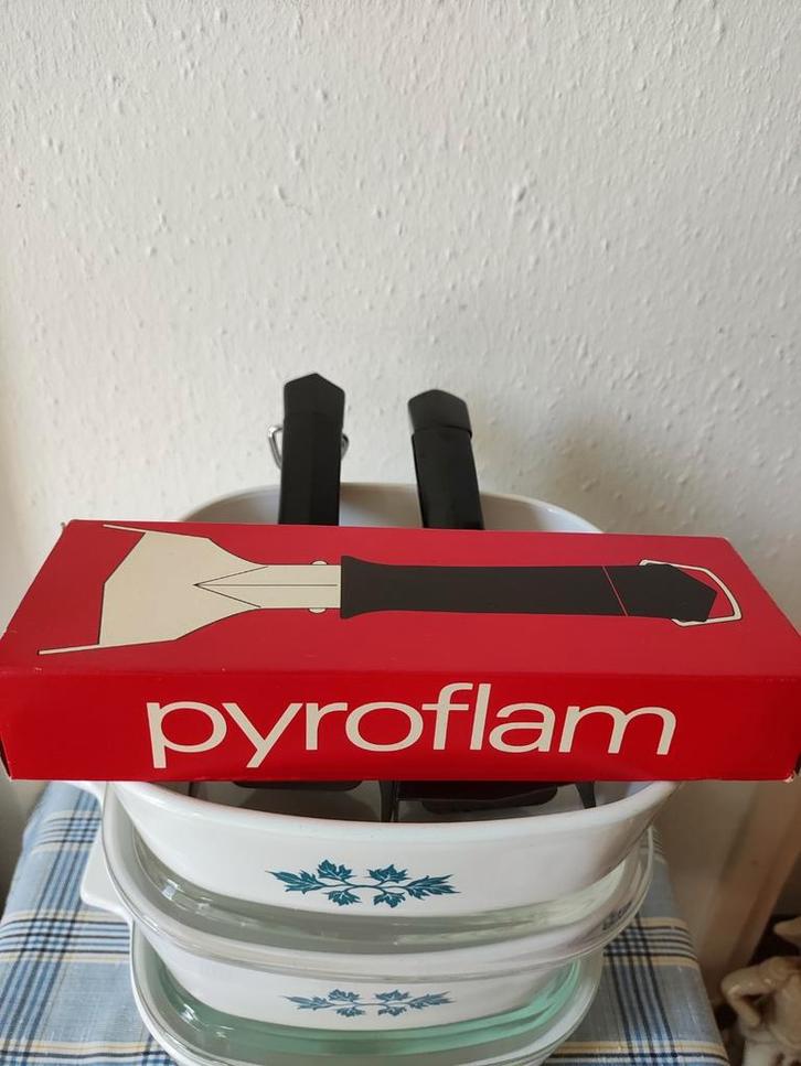 3 vuurvaste schalen van Pyroflam, 2 deksels en 3 handgrepen, Antiek en Kunst, Antiek | Schalen, Ophalen of Verzenden