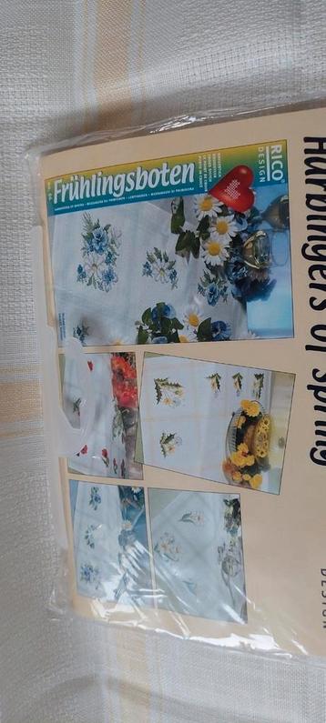 TAFELKLEED RICO DESIGN OM TE BORDUREN ➕ RICO DESIGN BOEKJE  beschikbaar voor biedingen