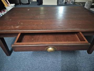 Houten salontafel met lade beschikbaar voor biedingen