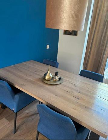 Massief eikenhouten eettafel beschikbaar voor biedingen
