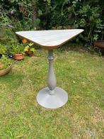 Mooie stevige hoek of bijzettafel, met gietijzeren voet, Ophalen, Gebruikt, Metaal of Aluminium, 75 cm of meer
