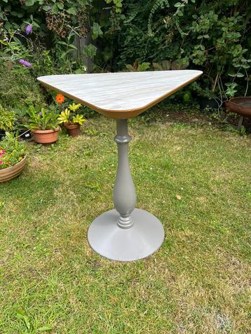 Mooie stevige hoek of bijzettafel, met gietijzeren voet beschikbaar voor biedingen