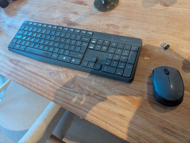 Logitech K235 Toetsenbord Muis Combo - Defect, Computers en Software, Toetsenborden, Gebruikt, Qwerty, Draadloos, Toetsenbord en muis-set