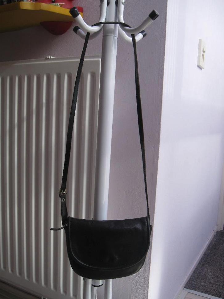 Lekkerkerker leuk zwart leren schoudertasje goede staat, Sieraden, Tassen en Uiterlijk, Tassen | Damestassen, Zo goed als nieuw