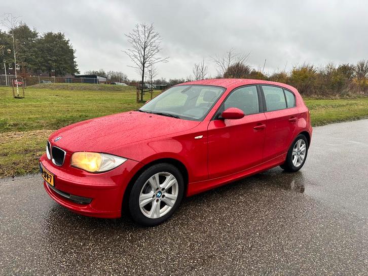 BMW 1-Serie 2.0 116I 5DR 2009 Rood, Auto's, BMW, Particulier, Benzine, B, Hatchback, Handgeschakeld, Origineel Nederlands, Rood
