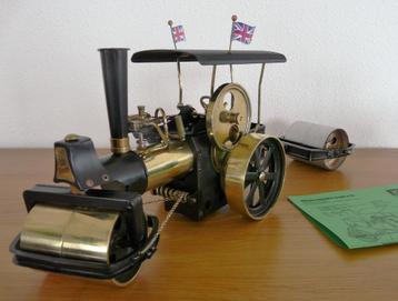 Wilesco stoomwals D366 “Old Smoky” met straatwalsaanhanger beschikbaar voor biedingen
