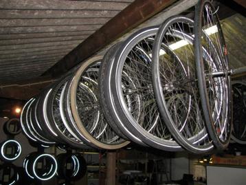 Fietswielen met en zonder band en andere fietsonderdelen beschikbaar voor biedingen
