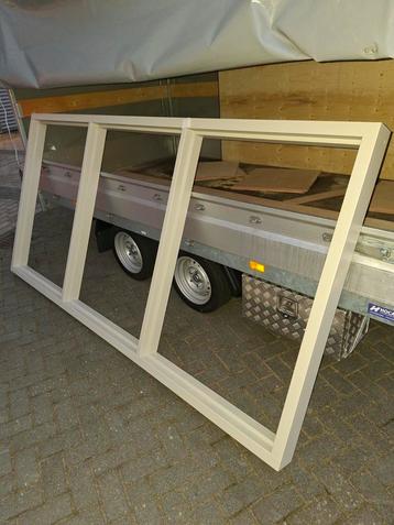 Hardhouten kozijn met glas 2866x 1382mm beschikbaar voor biedingen