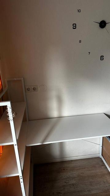 Bureau met opbergrek beschikbaar voor biedingen