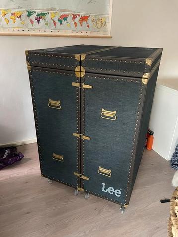 Toffe Lee Jeans kast in de vorm van een oude reiskoffer