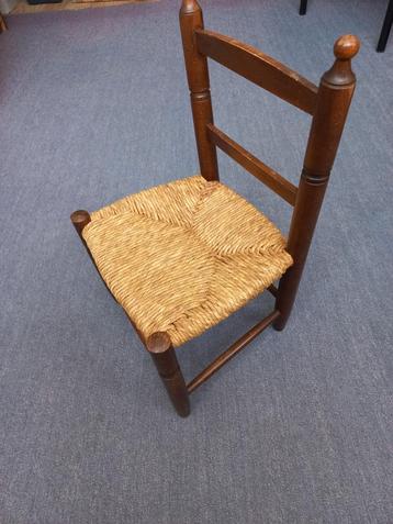 Rotan vintage kinderstoel beschikbaar voor biedingen