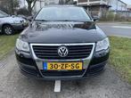 Volkswagen Passat 1.6 Businessline | Navigatie | Trekhaak |, Stof, Gebruikt, 4 cilinders, 700 kg