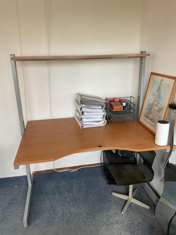 IKEA Bureau met plank beschikbaar voor biedingen