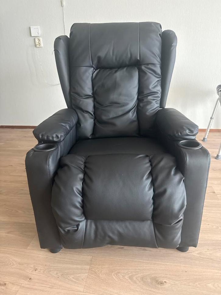 Zwarte Relaxfauteuil met Bekerhouders Nieuw €40, Huis en Inrichting, Fauteuils, Nieuw, Leer, 75 tot 100 cm, Minder dan 75 cm, Ophalen