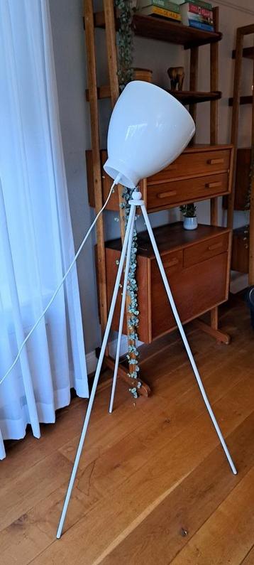 Mooie wit metalen vloerlamp beschikbaar voor biedingen