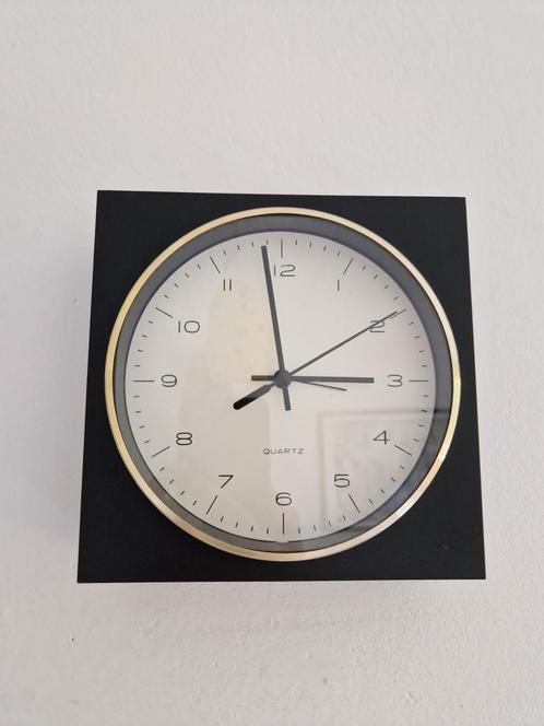 vintage klok wandklok quartz klok, Huis en Inrichting, Woonaccessoires | Klokken, Gebruikt, Wandklok, Analoog, Ophalen of Verzenden