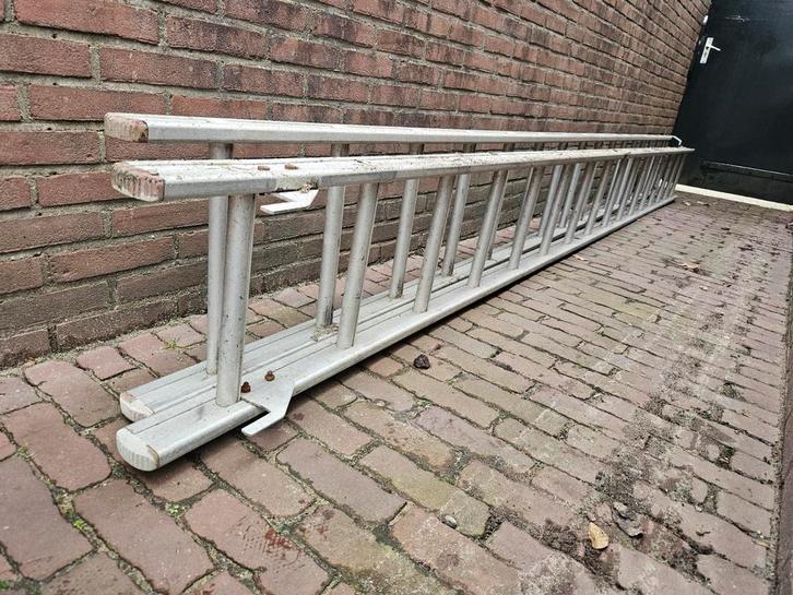 Opsteekladder - 8 mter - 2 delen van 4m - 16 treden per deel, Doe-het-zelf en Verbouw, Ladders en Trappen, Gebruikt, 4 meter of meer