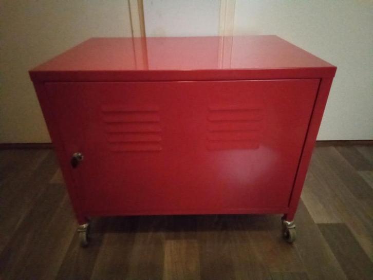 STOERE RODE PRAKTISCHE LOCKERKAST VOOR MAAR 19,95, Huis en Inrichting, Kasten | Lockerkasten, Gebruikt, Ophalen