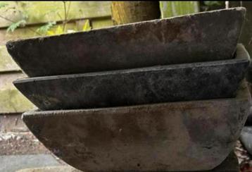 Drie plantenbakken te koop beschikbaar voor biedingen