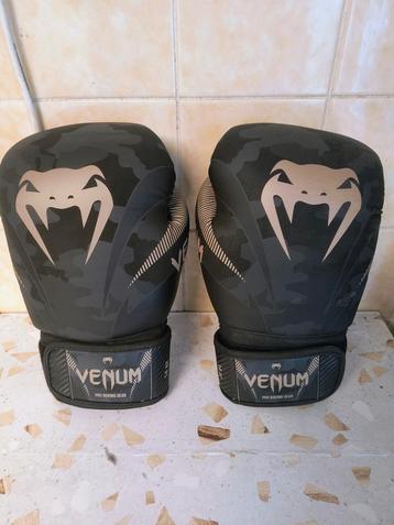 Venum boxing gloves 14oz beschikbaar voor biedingen