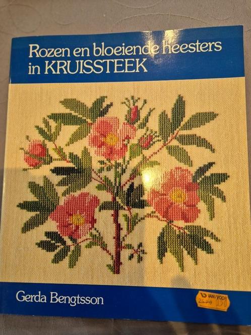Rozen en bloeiende heesters in kruissteek, Hobby en Vrije tijd, Borduren en Borduurmachines, Zo goed als nieuw, Overige typen