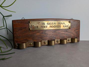 Vintage rekje voor pijpen van hout met messing, met tekst.  beschikbaar voor biedingen