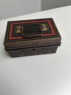 Oude spaardoos, Verzamelen, Spaarpotten, Ophalen of Verzenden, Gebruikt, Metaal of Blik, Overige thema's