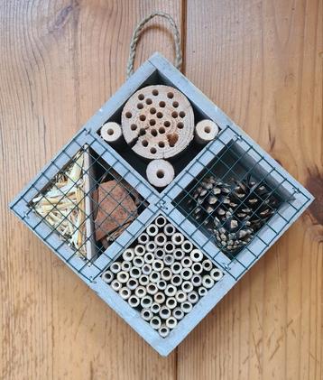 Klein insectenhotel. Grijsbruin, hout, nieuw.  beschikbaar voor biedingen
