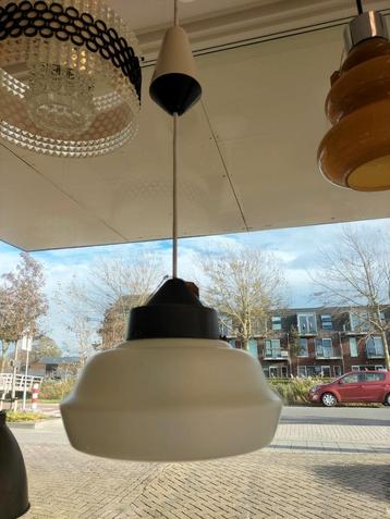 Vintage hanglamp Louis Kalff met witte glazen kap  beschikbaar voor biedingen