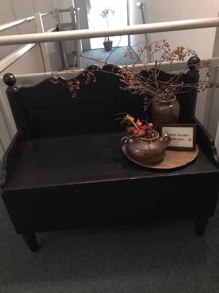 Oud, klein, zwart klepbankje., Antiek en Kunst, Curiosa en Brocante, Ophalen