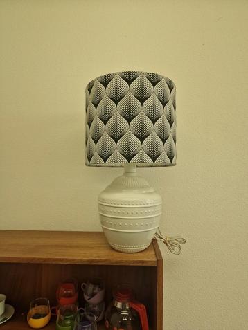 Super gave vintage zwart witte tafellamp beschikbaar voor biedingen
