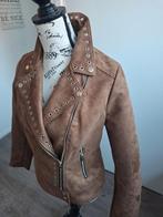 Bruin suède jasje met leuke details mt. 38, Kleding | Dames, Maat 38/40 (M), Bruin, Ophalen of Verzenden, Zo goed als nieuw