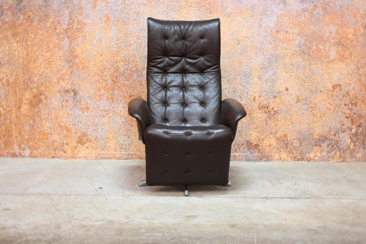ZGANieuw bruine leren Jori Square design relaxfauteuil, Huis en Inrichting, Fauteuils, Zo goed als nieuw, Leer, Metaal, 50 tot 75 cm