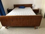 Vintage bed jaren 60 met 2 nachtkastjes en tafeltje, Ophalen, Gebruikt, Jaren 60, Bruin
