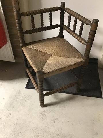 Antiek hoekstoeltje / breistoel / Bobbin vintage beschikbaar voor biedingen
