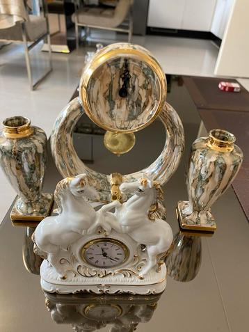 Decoratieve set  met Marmeren Patroon en Gouden Accenten beschikbaar voor biedingen